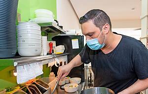 Einblick in die kleine schw&auml;bische Snack-Bar "Michels K&uuml;che": Michael Allmis bereitet ein Gericht f&uuml;r eine Au&szlig;er-Haus-Abholung zu. "Uns geht es noch gut", sagt er.
Foto: Mario Berger