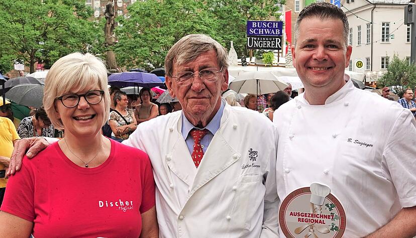 Jury-Chef Lothar Eiermann (Mitte) freut sich mit den Gewinnern Tanja Ugele von der Bäckerei Discher und Björn Sinzinger von Sinzingers Krone über ihre "Ausgezeichnet-Regional"-Plakette.