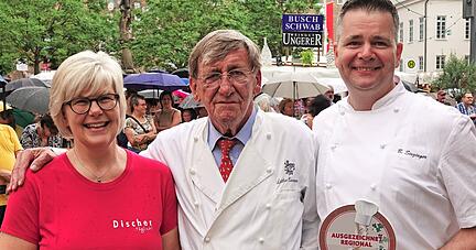 Jury-Chef Lothar Eiermann (Mitte) freut sich mit den Gewinnern Tanja Ugele von der Bäckerei Discher und Björn Sinzinger von Sinzingers Krone über ihre "Ausgezeichnet-Regional"-Plakette.
Fotos: Juergen Koch