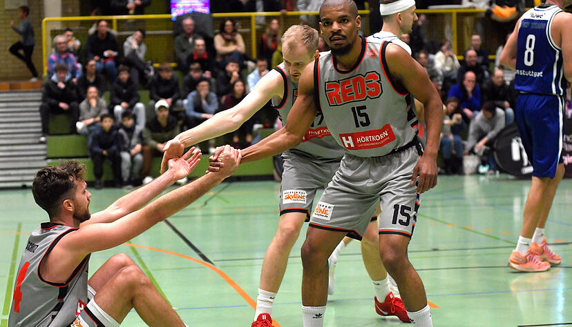 Es geht nur gemeinsam: Marques Charlton (Nummer 15), Simon Schmitz (links) und Nils Maisel (Hintergrund) wollen mit ihren TSG Heilbronn Reds zeitnah den Klassenerhalt in der Regionalliga finalisieren.