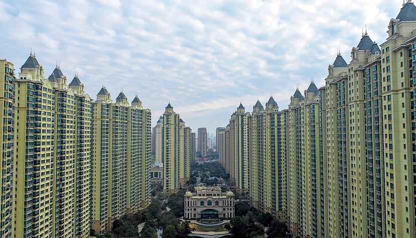 Ein Wohnkomplex des Immobilienriesen Evergrande in Huai'an, China: Hunderte Milliarden Dollar an Schulden hat das Unternehmen angehäuft. Ein Wohnkomplex des Immobilienriesen Evergrande in Huai'an, China: Hunderte Milliarden Dollar an Schulden hat das Unternehmen angehäuft.
