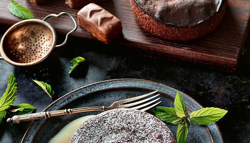 Der Lava-Cake ist ein Hit von Fernsehkoch Christian Henze. Er bereitet den Schokokuchen mit flüssigem Kern in Soufflé-Formen im Airfryer zu. Der Lava-Cake ist ein Hit von Fernsehkoch Christian Henze. Er bereitet den Schokokuchen mit flüssigem Kern in Soufflé-Formen im Airfryer zu.