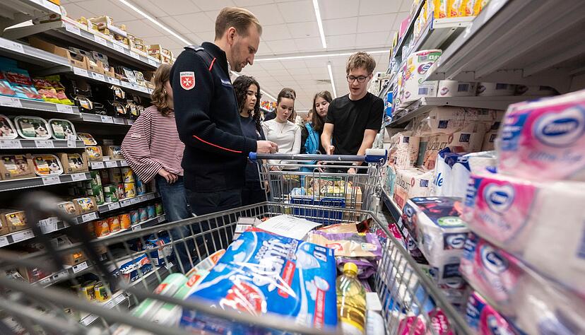 Gemeinsam mit Lehrer Florian Hambach kaufen die Schülerinnen und Schülern einen Notvorrat für eine vierköpfige Familie ein. Gemeinsam mit Lehrer Florian Hambach kaufen die Schülerinnen und Schülern einen Notvorrat für eine vierköpfige Familie ein.