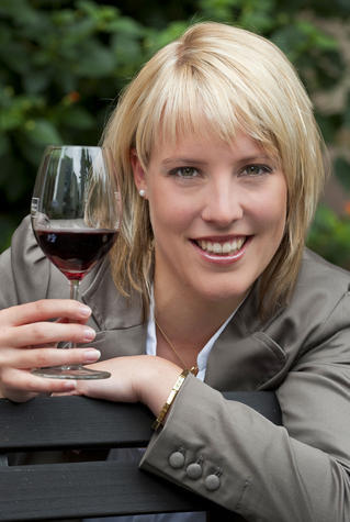 Isabell Kindle (23), BadenSeit drei Jahren ist Isabell Kindle Weinmajest&auml;t und sie w&uuml;rde am liebsten gerade so weitermachen. Mit 19 Jahren wurde die junge badische Winzerstochter zur Kippenheimer Weink&ouml;nigin gekr&ouml;nt, dann stieg sie auf zur Breisgauer Weinprinzessin und mit dem n&ouml;tigen Weinwissen und ein bisschen Mut bewarb sie sich erfolgreich auf das Amt der badischen Weink&ouml;nigin.