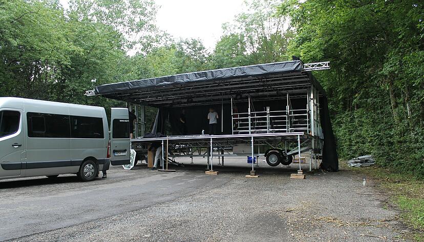Aufbauarbeiten am sogenannten Schweinshag über Neckarsulm: Über ein Förderprogramm hat der Kulturverein Kreatief eine transportable Bühne erhalten.
Foto: Gajer