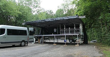 Aufbauarbeiten am sogenannten Schweinshag über Neckarsulm: Über ein Förderprogramm hat der Kulturverein Kreatief eine transportable Bühne erhalten.
Foto: Gajer