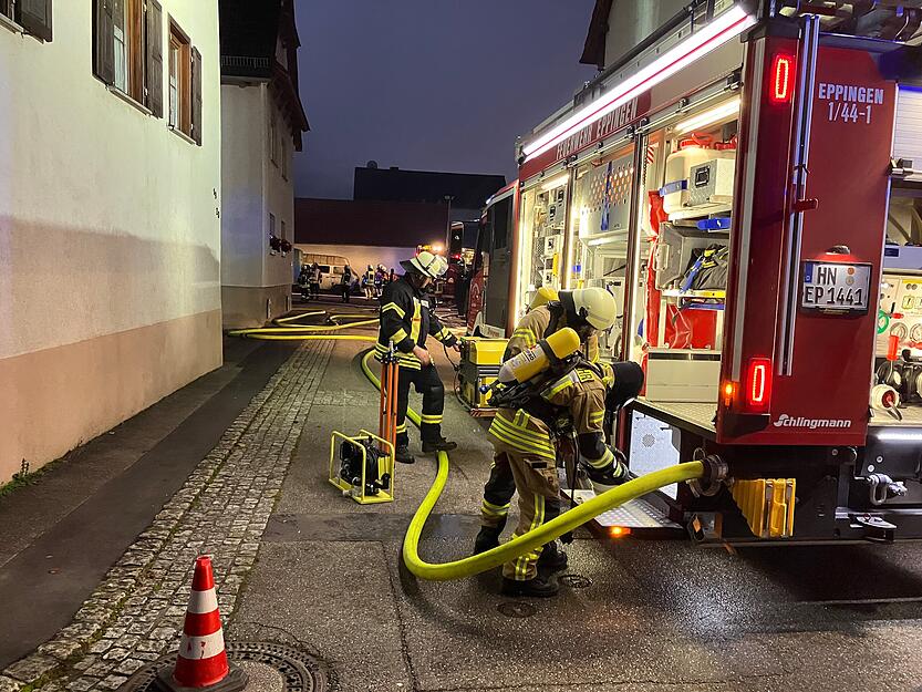 Die Einsatzkräfte der Feuerwehr sind in Ittlingen mit den Löscharbeiten an der Lagerhalle beschäftigt. Die Einsatzkräfte der Feuerwehr sind in Ittlingen mit den Löscharbeiten an der Lagerhalle beschäftigt.