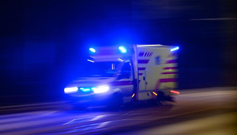 Ein Rettungswagen f&auml;hrt mit Blaulicht zu einem Einsatz. (Symbolbild)