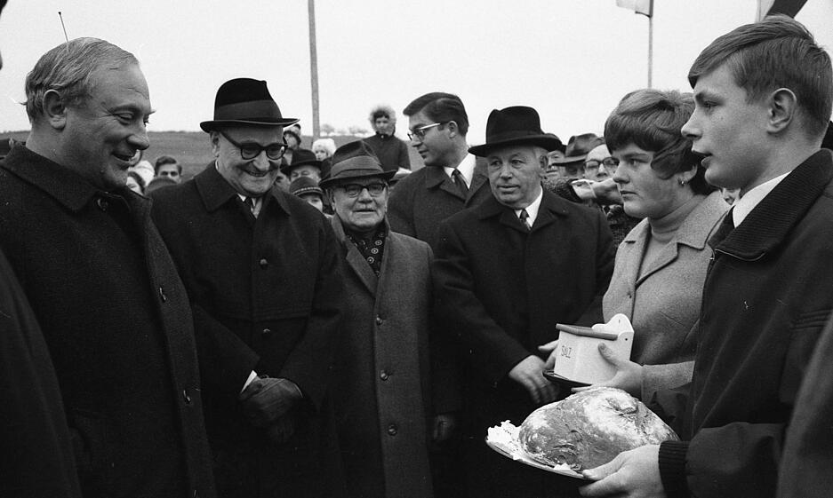 In Sinsheim werden zur Einweihung auch Brot und Salz übergeben.
