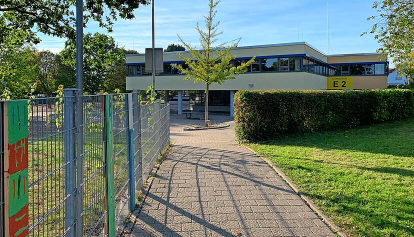 Auch die Grundschule in der Kernstadt muss modernen Vorgaben angepasst werden. Dort soll nun noch das Pultdach mit der Glaspyramide ersetzt werden.