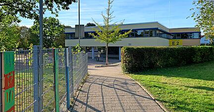Auch die Grundschule in der Kernstadt muss modernen Vorgaben angepasst werden. Dort soll nun noch das Pultdach mit der Glaspyramide ersetzt werden.