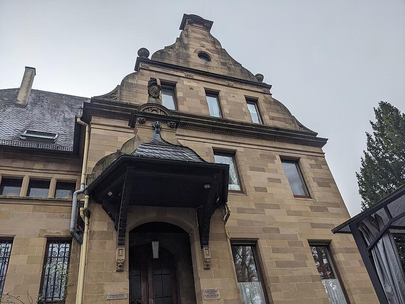 Die Villa Knorr, ehemals als Villa Lerchenburg bekannt, befindet sich an der Gutenbergstraße in Heilbronn. Sie wurde 1897 für den Fabrikanten Carl Heinrich Eduard Knorr errichtet und gilt als eindrucksvolles Beispiel für den schlossähnlichen Villenbau des späten Historismus. Die Villa Knorr, ehemals als Villa Lerchenburg bekannt, befindet sich an der Gutenbergstraße in Heilbronn. Sie wurde 1897 für den Fabrikanten Carl Heinrich Eduard Knorr errichtet und gilt als eindrucksvolles Beispiel für den schlossähnlichen Villenbau des späten Historismus.