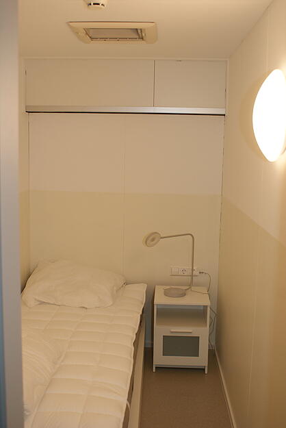 Vier enge Schlafkabinen sind für die Crew vorhanden, zudem große Küche, Bad und Aufenthaltsraum mit Fernseher.