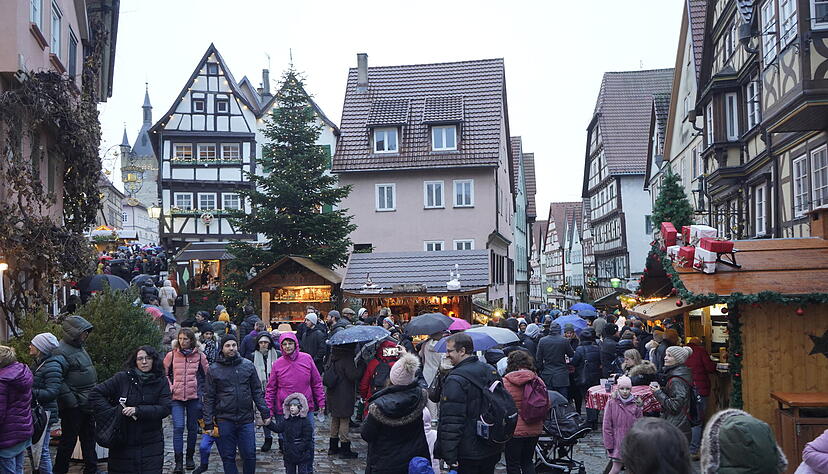 Trotz Regen zieht es am zweiten Adventswochenende viele Besucher auf den Weihnachtsmarkt in Bad Wimpfen.