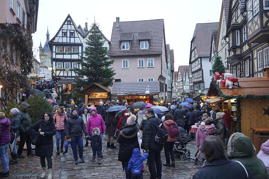Trotz Regen zieht es am zweiten Adventswochenende viele Besucher auf den Weihnachtsmarkt in Bad Wimpfen.