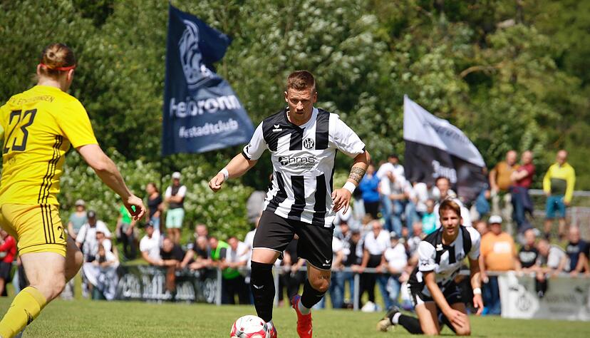 Im entscheidenden Aufstiegsrelegationsspiel gegen den TV Echterdingen schießt Mirco Born seinen VfR Heilbronn in die Verbandsliga.