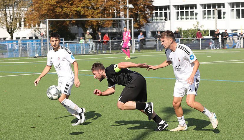 Mit der Einwechslung des leicht angeschlagenen Kapit&auml;ns Hakan Kutlu kommt beim VfR Heilbronn Bewegung ins Spiel gegen die Sportfreunde Dorfmerkingen.