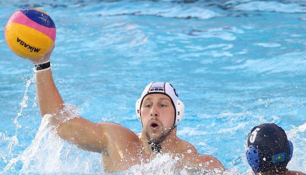 Paul Sch&uuml;ler sichert den Ball im Spiel gegen Kasachstan. Foto: Friso Gentsch
