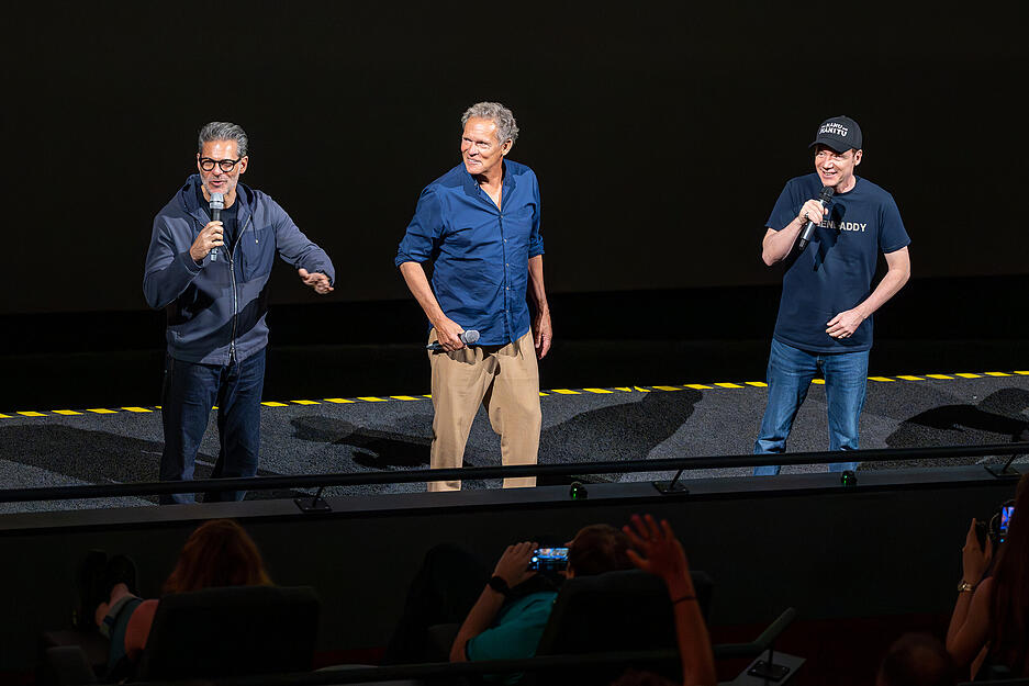 Vorstellung des neuen Bully Films "Kanu des Manitu" mit Michael Bully Herbig, Christian Tramitz und Rick Kavanian vor Ort Im Traumpalast Leonberg, Michael Bully Herbig schie&szlig;t Handt&uuml;cher ins Publikum.