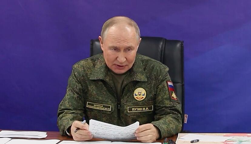 Kremlchef Putin zeigte sich demonstrativ in Uniform bei der Armee. (Archivbild) Kremlchef Putin zeigte sich demonstrativ in Uniform bei der Armee. (Archivbild)
