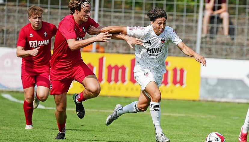 Amin Yazji (rechts), der hier Spielbergs Moritz Kätel davonläuft, sorgte für viel Gefahr im Spiel des VfB Eppingen.