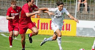 Amin Yazji (rechts), der hier Spielbergs Moritz Kätel davonläuft, sorgte für viel Gefahr im Spiel des VfB Eppingen.