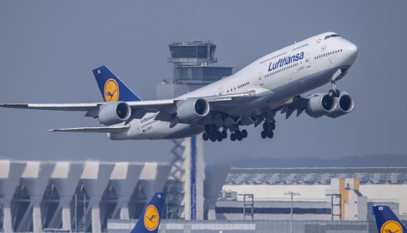 Wie Gäste künftig an Bord begrüßt werden, entscheidet nach Angaben der Lufthansa die Kabinenchefin oder der Kabinenchef. Wie Gäste künftig an Bord begrüßt werden, entscheidet nach Angaben der Lufthansa die Kabinenchefin oder der Kabinenchef.