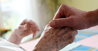 Vollstationäre Pflege ist in Deutschland teuer: Die Kosten unterscheiden sich je nach Region aber deutlich.