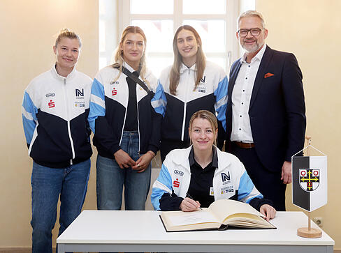 Kamila Kordovsk&aacute;, Paulina Uscinowicz, Lena Ivancok (von links) und Antje D&ouml;ll (sitzend) trugen sich im Beisein von Oberb&uuml;rgermeister Steffen Hertwig ins G&auml;stebuch der Stadt Neckarsulm ein. Die Spielerinnen der Sport-Union hatten ihre jeweiligen Heimatl&auml;nder bei der vergangenen Handball-Weltmeisterschaft vertreten.