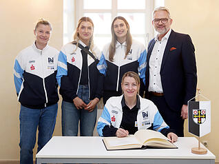 Kamila Kordovsk&aacute;, Paulina Uscinowicz, Lena Ivancok (von links) und Antje D&ouml;ll (sitzend) trugen sich im Beisein von Oberb&uuml;rgermeister Steffen Hertwig ins G&auml;stebuch der Stadt Neckarsulm ein. Die Spielerinnen der Sport-Union hatten ihre jeweiligen Heimatl&auml;nder bei der vergangenen Handball-Weltmeisterschaft vertreten.