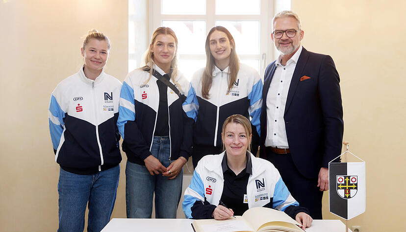 Kamila Kordovsk&aacute;, Paulina Uscinowicz, Lena Ivancok (von links) und Antje D&ouml;ll (sitzend) trugen sich im Beisein von Oberb&uuml;rgermeister Steffen Hertwig ins G&auml;stebuch der Stadt Neckarsulm ein. Die Spielerinnen der Sport-Union hatten ihre jeweiligen Heimatl&auml;nder bei der vergangenen Handball-Weltmeisterschaft vertreten.