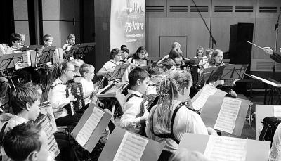 Auch die Nachwuchsmusiker wurden für ihre Leistungen beim HVG-Jubiläumskonzert in Oberstenfeld für ihre Leistungen mit viel Applaus belohnt. (Foto: Werner Kuhnle) Auch die Nachwuchsmusiker wurden für ihre Leistungen beim HVG-Jubiläumskonzert in Oberstenfeld für ihre Leistungen mit viel Applaus belohnt. (Foto: Werner Kuhnle)
