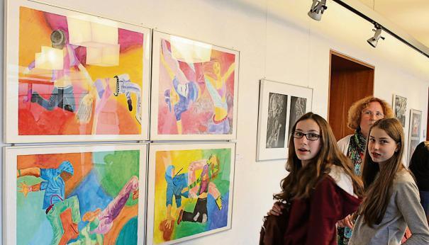 Die Schülerinnen des Heilbronner Justinus-Kerner-Gymnasiums, Shirin Demir (links) und Anna-Sophie Laukhuf, präsentieren ihre Werke.Foto: Werner Glanz