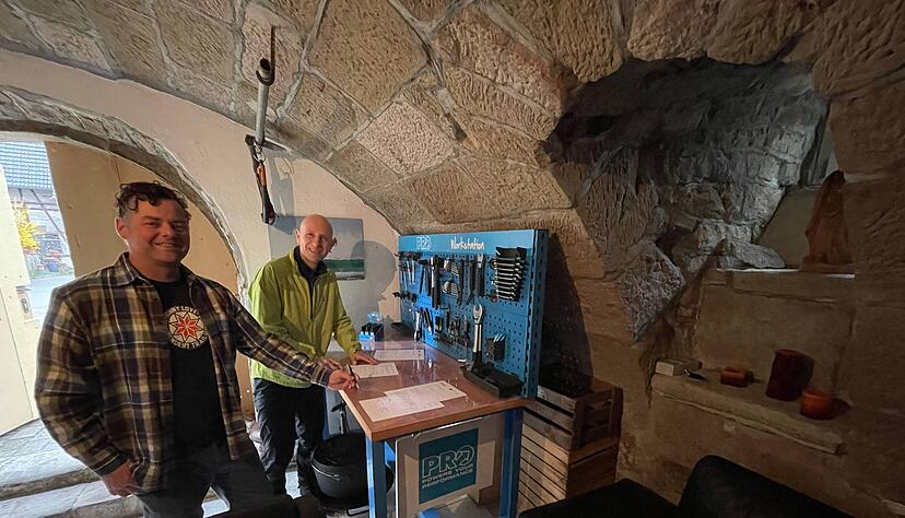 Am Vereinssitz der Trailsurfers unterzeichneten Trailsurfers-Vorstand Stefan Pyttlik (links) und HCG-Schulleiter Felix Stadtfeld die Bildungskooperation.