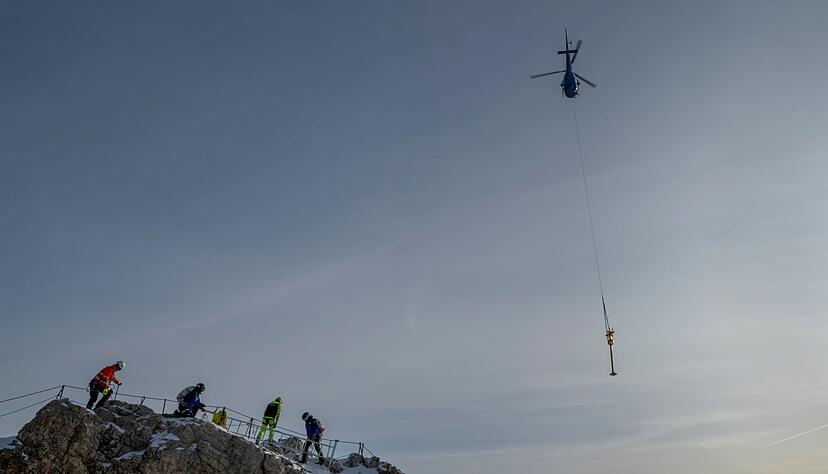 Per Heli wurde das Kreuz vor gut zwei Wochen ins Tal gebracht. (Archivbild) Per Heli wurde das Kreuz vor gut zwei Wochen ins Tal gebracht. (Archivbild)
