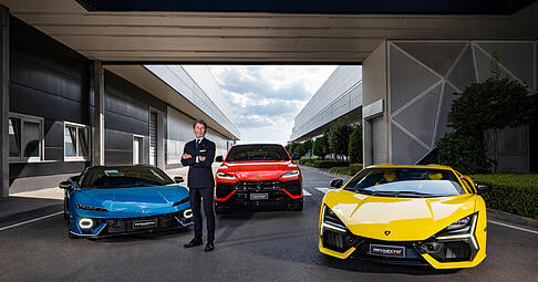 Lamborghini-Chef Stephan Winkelmann zwischen der aktuellen Modellpalette der Audi-Tochter. In den n&auml;chsten Jahren kommt eine vierte Baureihe hinzu.
