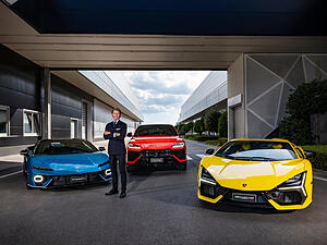 Lamborghini-Chef Stephan Winkelmann zwischen der aktuellen Modellpalette der Audi-Tochter. In den n&auml;chsten Jahren kommt eine vierte Baureihe hinzu.