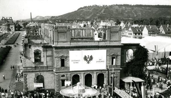 Zusammengestellt von Archiv und Dokumentation der Heilbronner Stimme 

August 1949. Eröffnung der Leistungsschau des Unterlandes. Die erste große Nachkriegsschau in der Zeltstadt im Stadtgarten und vor der Ruine der alten Harmonie wird bis September von 85000 Interessierten besucht.