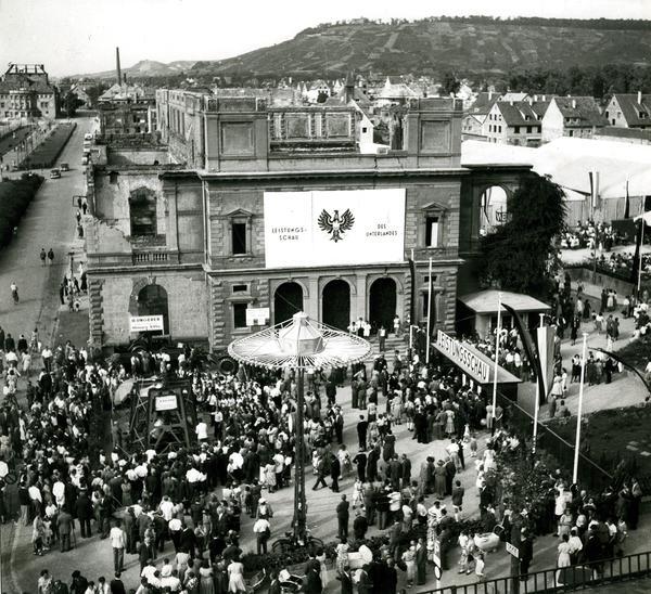Zusammengestellt von Archiv und Dokumentation der Heilbronner Stimme 

August 1949. Eröffnung der Leistungsschau des Unterlandes. Die erste große Nachkriegsschau in der Zeltstadt im Stadtgarten und vor der Ruine der alten Harmonie wird bis September von 85000 Interessierten besucht.