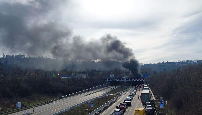 Im Engelbergtunnel entlang der A81 hatte es gebrannt - mit weithin sichtbarer Rauchsäule. Im Engelbergtunnel entlang der A81 hatte es gebrannt - mit weithin sichtbarer Rauchsäule.