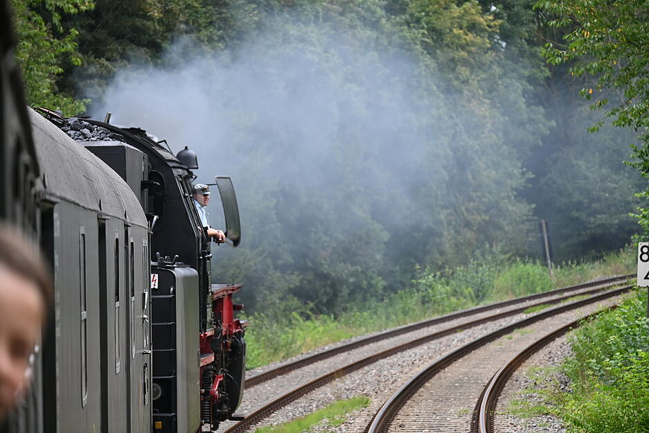 Auf der Strecke können Fahrgäste die Dampflokomotive aus dem Fenster heraus bei der „Arbeit“ beobachten, im Zug können alle Fenster geöffnet werden. Auf der Strecke können Fahrgäste die Dampflokomotive aus dem Fenster heraus bei der „Arbeit“ beobachten, im Zug können alle Fenster geöffnet werden.