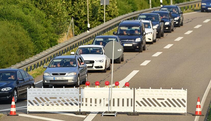 Wegen Arbeiten an einer Br&uuml;cke wird die Autobahn 6 zwischen den Anschlussstellen Sinsheim-Steinsfurt und Bad Rappenau gesperrt. (Archivbild)