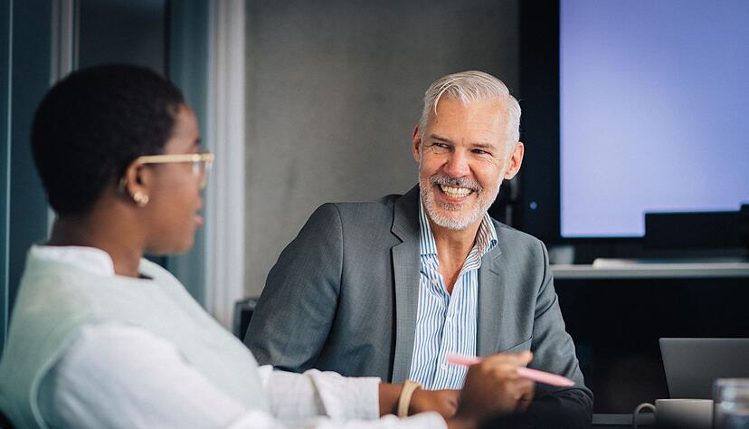 Willkommen zurück: Wer nach längerer Unterbrechung zurück ins Berufsleben startet, sollte sich vorab mit dem Arbeitgeber absprechen. Willkommen zurück: Wer nach längerer Unterbrechung zurück ins Berufsleben startet, sollte sich vorab mit dem Arbeitgeber absprechen.