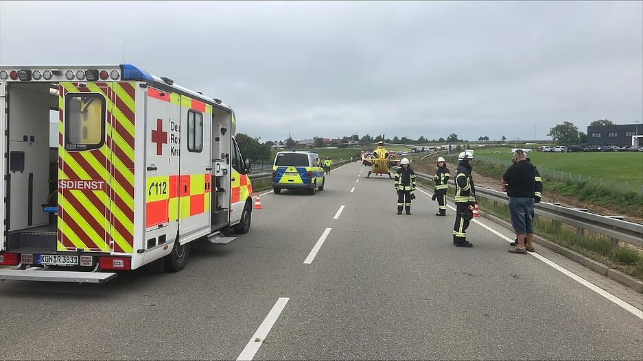 Die B19 ist nach dem Unfall gesperrt worden. Auch zwei Rettungshubschrauber sind zwischen Künzelsau-Gaisbach und Kupferzell im Einsatz gewesen. Die B19 ist nach dem Unfall gesperrt worden. Auch zwei Rettungshubschrauber sind zwischen Künzelsau-Gaisbach und Kupferzell im Einsatz gewesen.