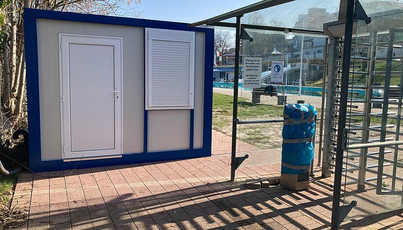 Im Freibad wurde am unteren Nebeneingang ein kleiner Container aufgestellt, in dem sich in der Saison 2026 die Kasse befinden soll.