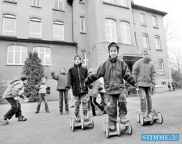 M&auml;rz 2003: Gro&szlig;e Pause f&uuml;r die Sch&uuml;ler im Pausenhof der Katholischen Freien Schule in der alten Staufenbergschule.