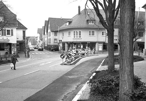 2000. Verkehrsprobleme an der Kreuzung Babstadter- Siegelsbacher- Kirchenstr. So wie der Golf in der Mitte, biegen einige Auto falsch in die Siegelsbacher Str. ab und werden zum kurzfristigen Geisterfahrer.