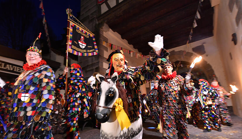 Die Konstanzer Narrenzunft Blätzlebuebe führt am Schmotzigen Donnerstag den Tross der Narren durch die Innenstadt an. Foto: Archiv