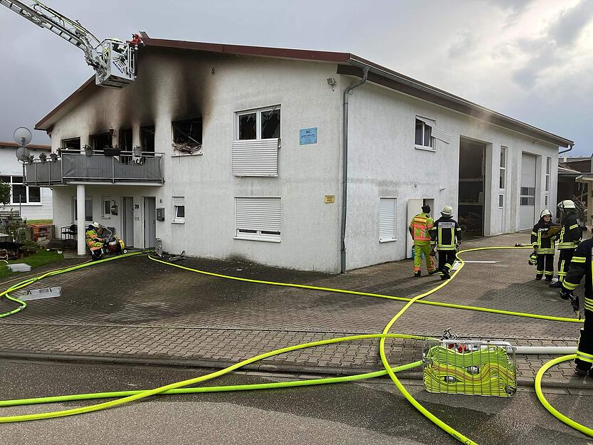 Brandursache und Schadenshöhe sind derzeit noch unbekannt. Brandursache und Schadenshöhe sind derzeit noch unbekannt.