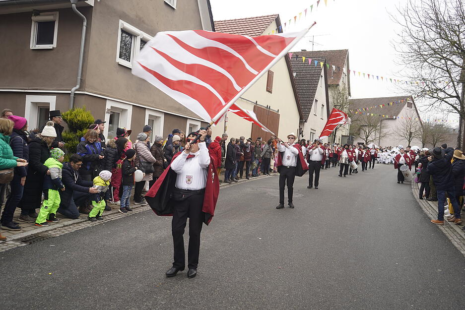 Festumzug in D&ouml;rzbach: Zuschauer genie&szlig;en den traditionellen Fr&uuml;hjahrspferdemarkt